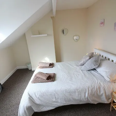 2 Bed House In Leeds Holiday home