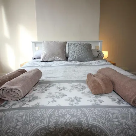 2 Bed House In Leeds