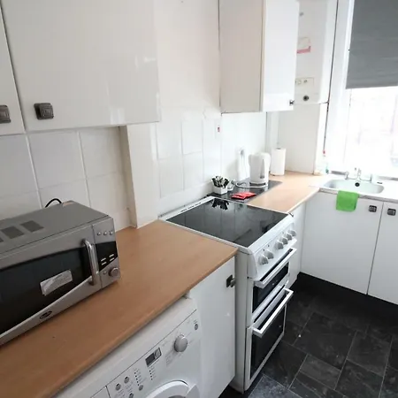 2 Bed House In Leeds
