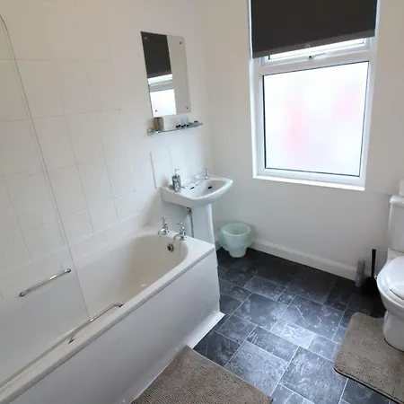 2 Bed House In Leeds Leeds (West Yorkshire)