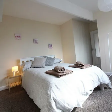 2 Bed House In Leeds *